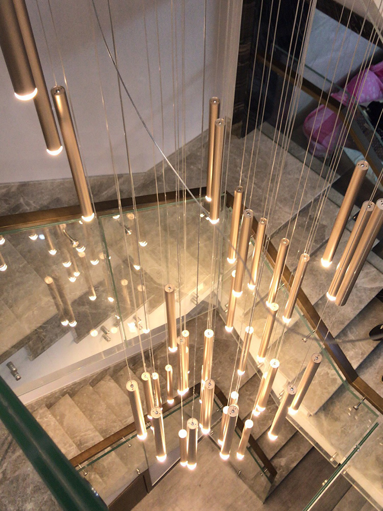 Lampadari a LED per scale del  - Quiet Luxury Lifestyle recensione e prezzo